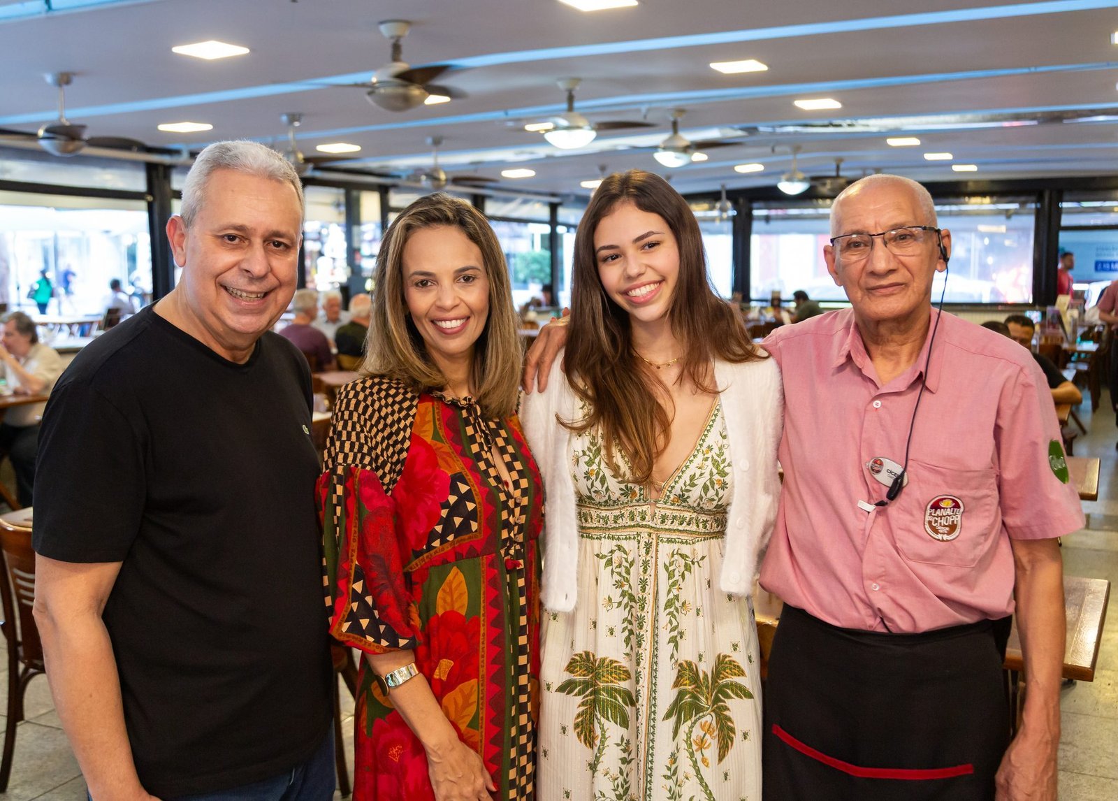 Grupo de clientes reunidos no Planalto do Chopp Flamengo