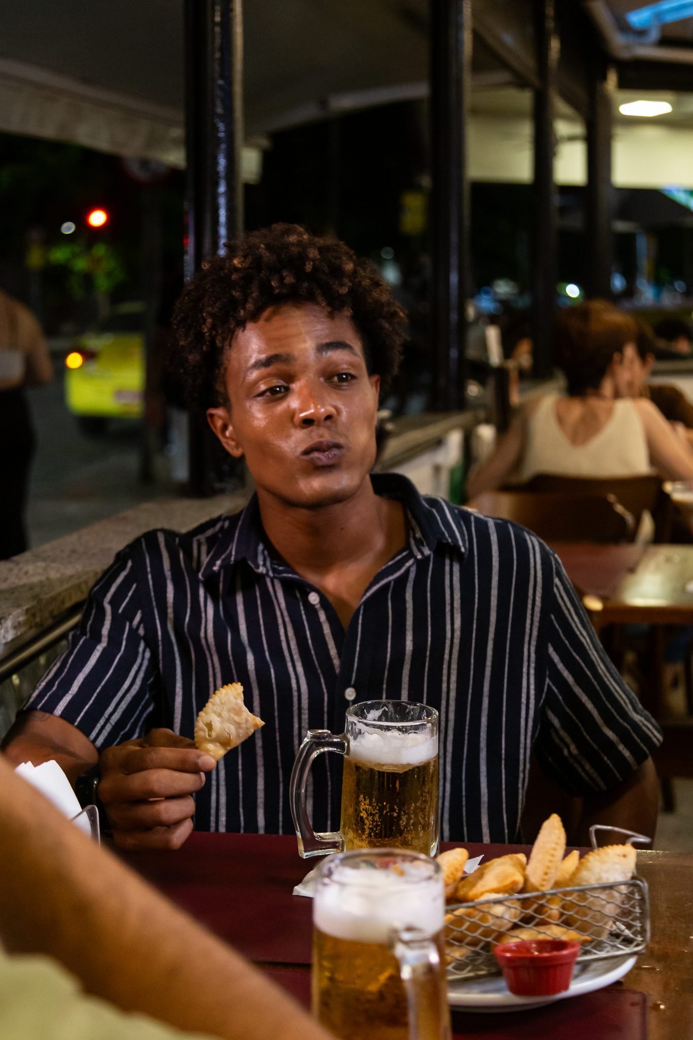 Clientes aproveitando o salão do Planalto do Chopp