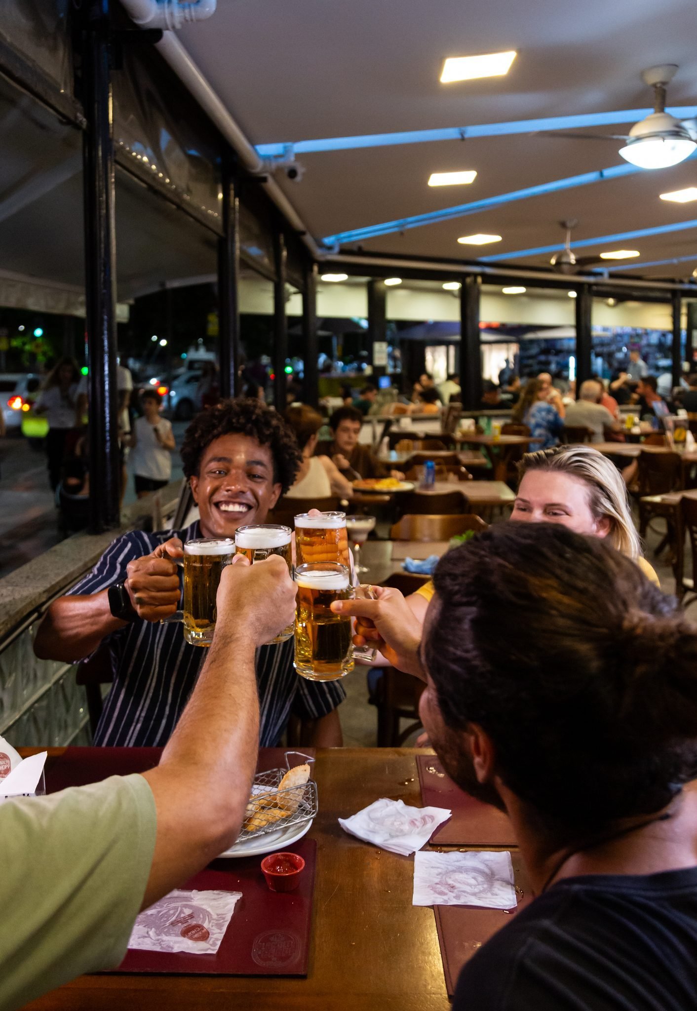 Grupo de clientes reunidos no Planalto do Chopp