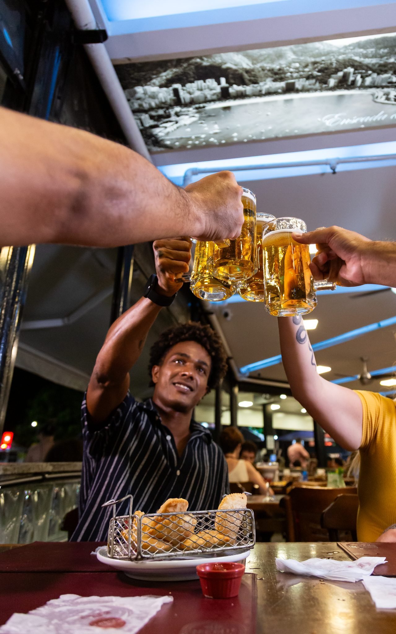 Clientes em comemoração na unidade Flamengo do Planalto do Chopp