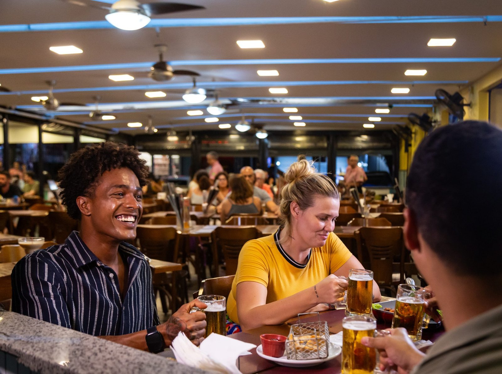Clientes reunidos no salão do Planalto do Chopp Flamengo