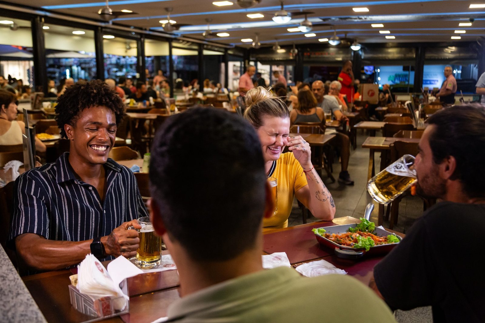 Clientes reunidos em comemoração na unidade Flamengo do Planalto do Chopp