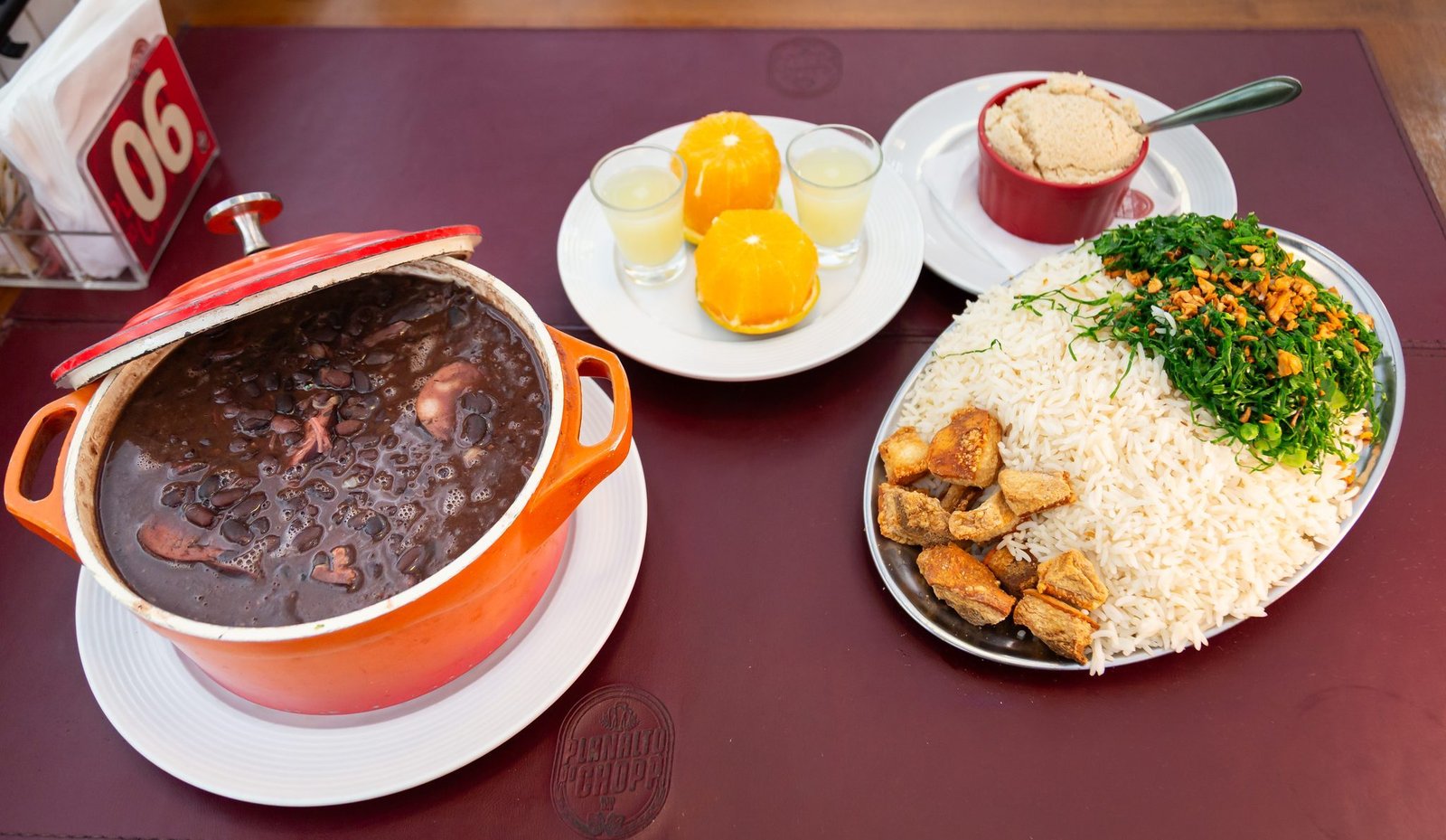 Feijoada servida na unidade Flamengo do Planalto do Chopp