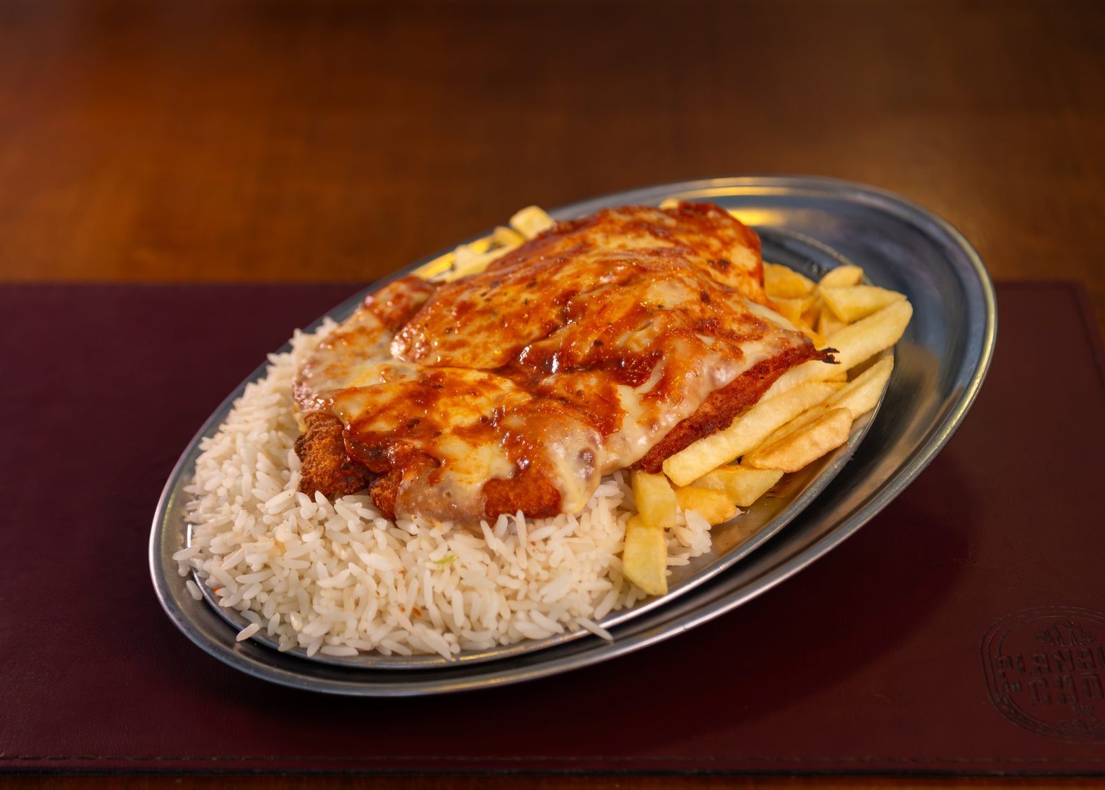 Frango à parmegiana servido na unidade Flamengo do Planalto do Chopp