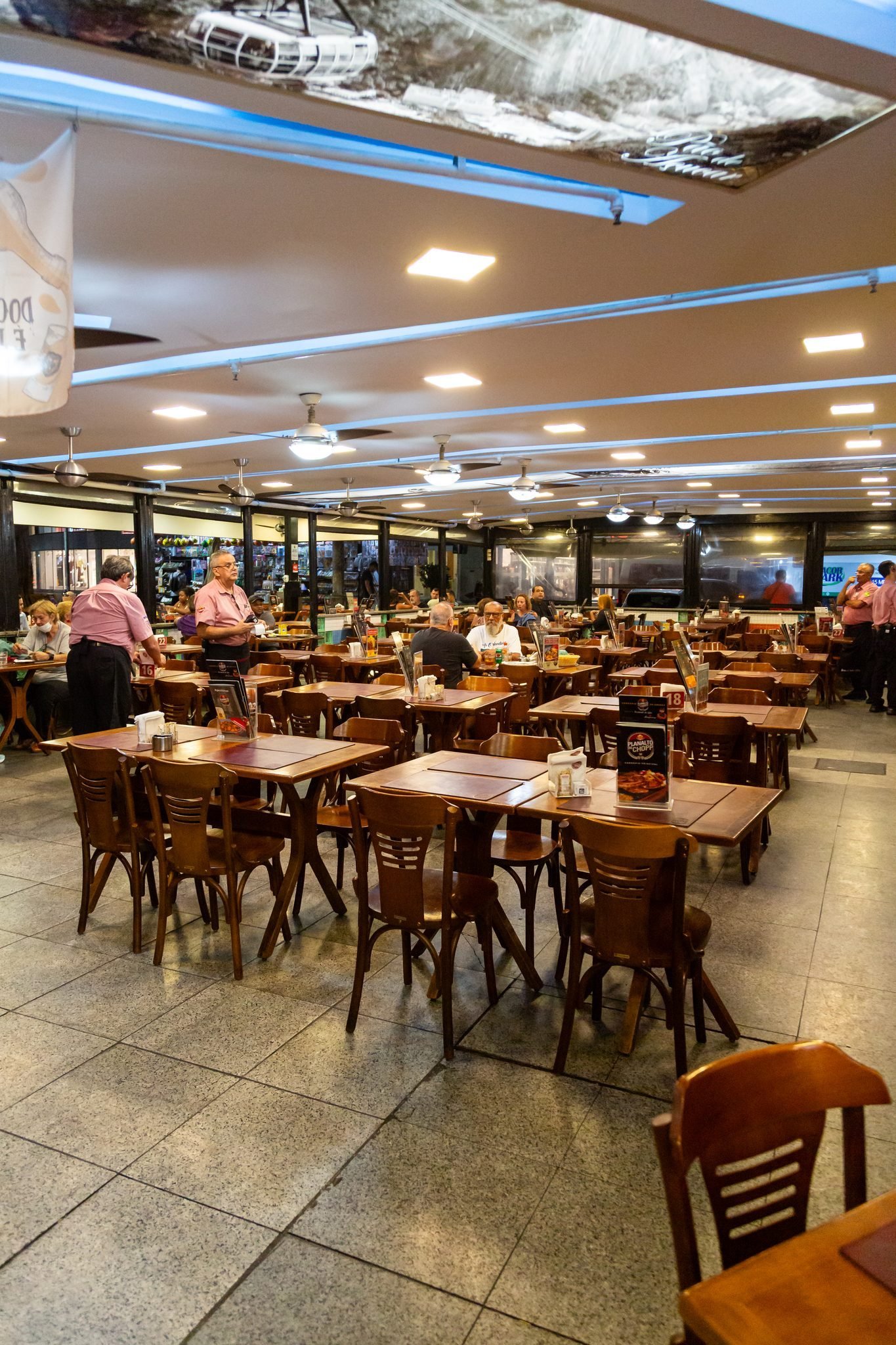 Mesas e ambiente do Planalto do Chopp Flamengo