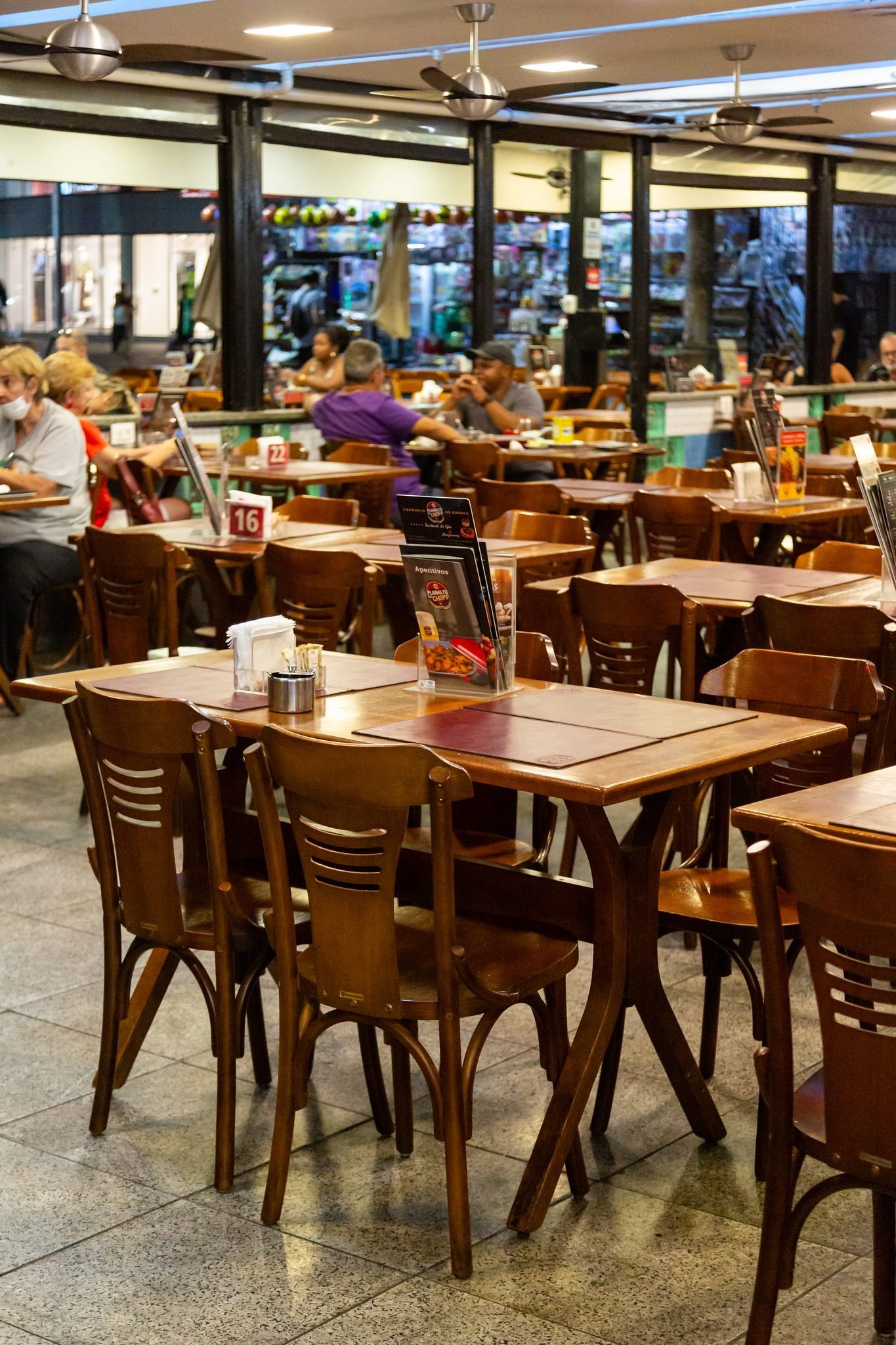 Salão interno da unidade Flamengo do Planalto do Chopp