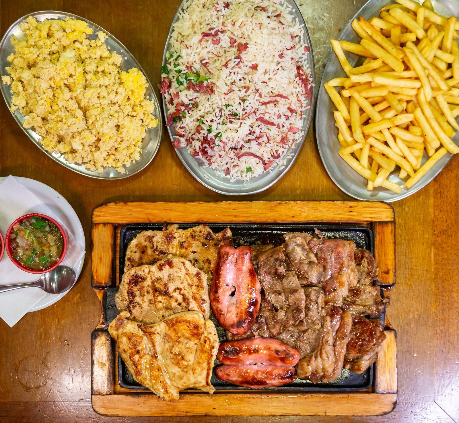 Churrasco misto servido no Planalto do Chopp Grajaú